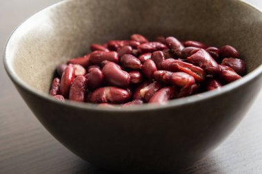 Kederli Kara Arkaplanda Kırmızı Fasulye Yakından