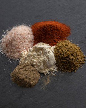 Çeşitli Baharatlar Paprika Tuzu Kimyon Sarımsaklı Kara Biber Karanlık Arkaplanda