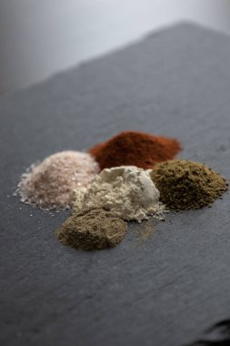 Çeşitli Baharatlar Paprika Tuzu Kimyon Sarımsaklı Kara Biber Karanlık Arkaplanda