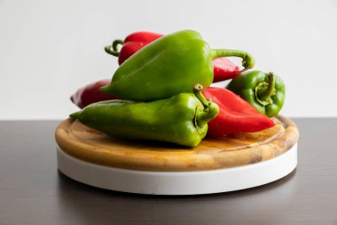 Taze Yeşil ve Kırmızı Çan Biberleri Kırsal Ahşap Kesme Kurulunda