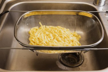 Taze pişmiş tagliatelle makarnası. Yakın plan.