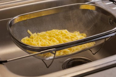 Taze pişmiş tagliatelle makarnası. Yakın plan.