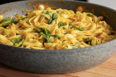 Taze ıspanaklı kabaklı tagliatelle makarna. Sıcak bir sonbahar yemeği için mükemmel.