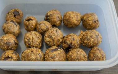 Sağlıklı kabak baharatlı enerji kasesi, sağlıklı malzemelerle yapılır, yemek pişirmeye gerek yok.