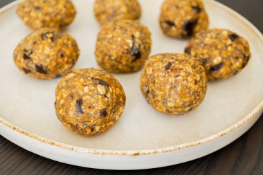 Sağlıklı kabak baharatlı enerji kasesi, sağlıklı malzemelerle yapılır, yemek pişirmeye gerek yok.