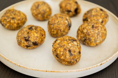 Sağlıklı kabak baharatlı enerji kasesi, sağlıklı malzemelerle yapılır, yemek pişirmeye gerek yok.