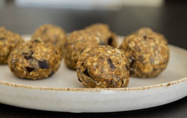 Sağlıklı kabak baharatlı enerji kasesi, sağlıklı malzemelerle yapılır, yemek pişirmeye gerek yok.