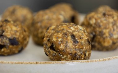 Sağlıklı kabak baharatlı enerji kasesi, sağlıklı malzemelerle yapılır, yemek pişirmeye gerek yok.