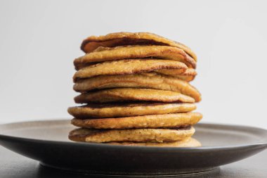 Lezzetli balkabağı baharatlı krep yığını.