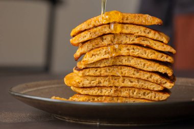 Kabak aromalı gözleme yığını ve kabarık dokusunu gösteren bir dilim.