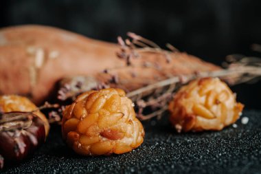 Bazı panellere yakın çekim, genellikle Katalonya, İspanya 'da Azizler Günü' nde, çiğ patates ve aynı gün tatlı olarak yenen, kızartılmış kestanelerin yanında yenir.