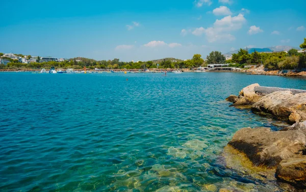 Vouliagmeni Plajı Üzerinde Akdeniz Yunanistan Vouliagmeni Kentinde Bir Yaz Günü — Stok fotoğraf
