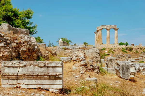 希腊科林斯古城的考古遗址 背景中突出了阿波罗神殿的遗迹 — 图库照片