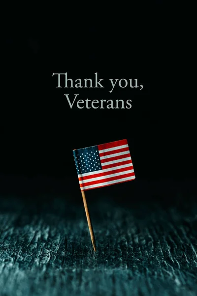 Текст Повесить Ветераны Черном Фоне Флаг Соединенных Штатов Америки Прикрепленный — стоковое фото