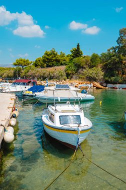 Bazı tekneler Yunanistan 'ın Vouliagmeni kentindeki küçük bir limanda demirlediler.