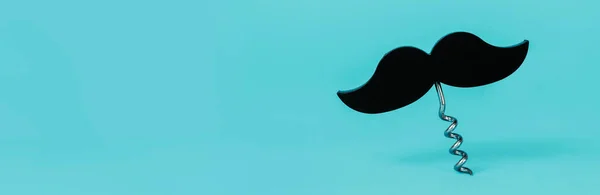 Ein Schwarzer Schnurrbart Der Einen Korkenzieher Auf Blauem Hintergrund Mit — Stockfoto