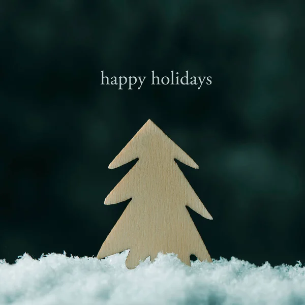 雪の上の木に切り出されたモミの木のクローズアップと幸せな休日のテキスト — ストック写真