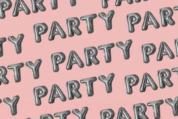 一些银色字母形状的气球 组成了Party这个词 在粉色的背景上重复了许多次 — 图库照片