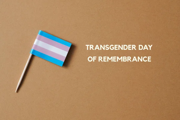 Wysoki Kąt Widzenia Transgenderowej Flagi Przymocowanej Drewnianego Słupa Brązowym Tle — Zdjęcie stockowe