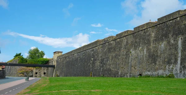 位于西班牙巴斯克乡村和圣尼古拉斯门的设防古城塞罗里比亚的城墙全景 — 图库照片