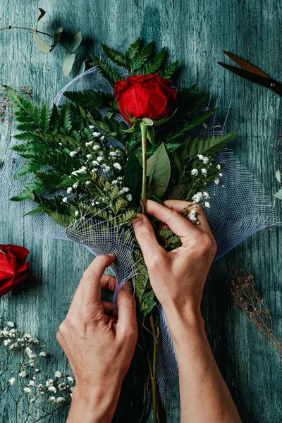 Vue Angle Élevé Homme Qui Arrange Bouquet Avec Quelques Roses — Photo