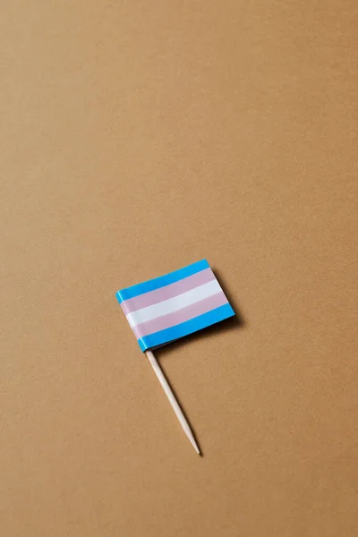 一种跨性别骄傲旗 挂在一根木制杆子上 放在棕色背景上 上面有一些空白的地方 — 图库照片
