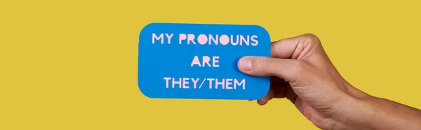 Uma Pessoa Segura Sinal Papel Azul Com Texto Meus Pronomes — Fotografia de Stock
