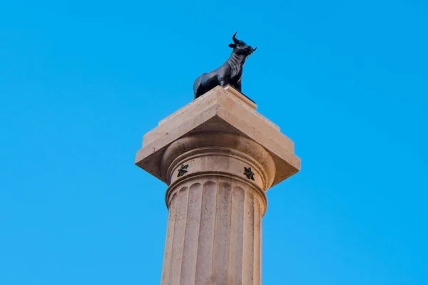 在一个阳光明媚的秋日 在西班牙特鲁埃尔的地标之一 在柱子顶上的一个古老的小公牛雕像 受欢迎的埃尔托里科的照片 — 图库照片