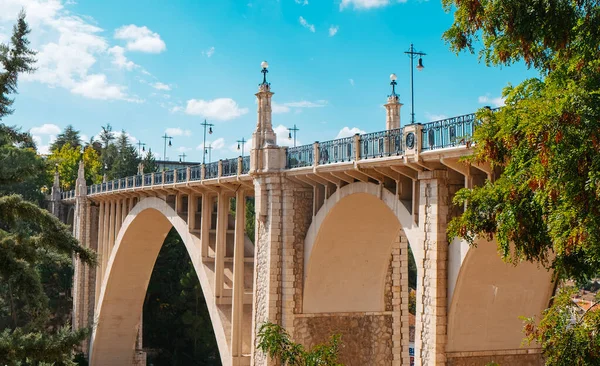 晴れた日にスペインのテルエルにあるヴィアドゥクト フェルナンド フエ橋 Viaducto Viejo の眺め — ストック写真