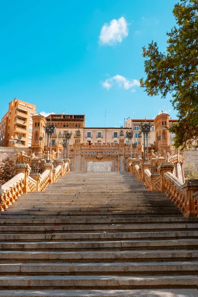 在阳光明媚的日子里 你可以从下面看到西班牙特鲁埃尔一座宏伟的砖瓦楼梯 奥瓦洛楼梯 — 图库照片