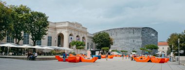 Viyana, Avusturya - 28 Ağustos 2022: Arka planda Müze Modernisti Kunst Stiftung Ludwig Wien 'in modern binasını vurgulayan Viyana, Avusturya' daki Museumsplatz Meydanı Panoramik