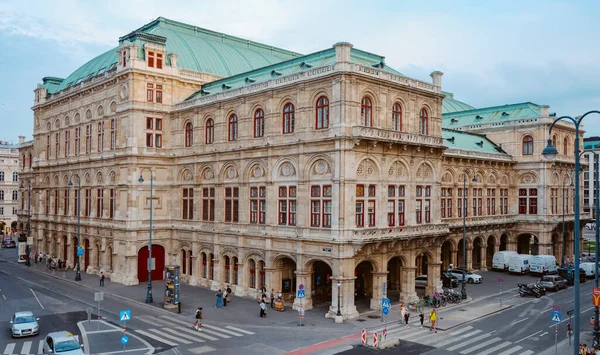 奥地利维也纳 2022年8月27日 奥地利维也纳维也纳国家歌剧院 Wiener Staatsoper 大楼侧边和背面的景观 — 图库照片