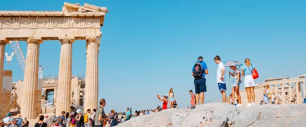 Ateny Grecja Sierpnia 2022 Tłum Turystów Odwiedza Akropol Aten Grecji — Zdjęcie stockowe