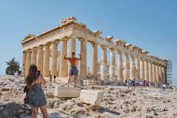 Athene Griekenland Augustus 2022 Een Bezoeker Poseert Voor Een Foto — Stockfoto