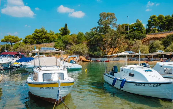 Vouliagmeni Grécia Setembro 2022 Alguns Barcos Atracados Pequeno Porto Vouliagmeni — Fotografia de Stock