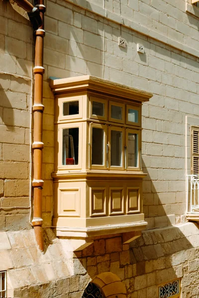 马耳他瓦莱塔老城一幢旧建筑的细节 该建筑有一个传统的阳台 — 图库照片