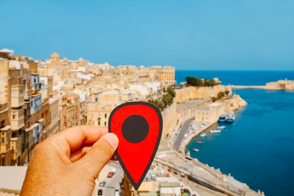 Yazın Malta Nın Valletta Kasabasını Gösteren Kırmızı Bir Işaret Taşıyan — Stok fotoğraf