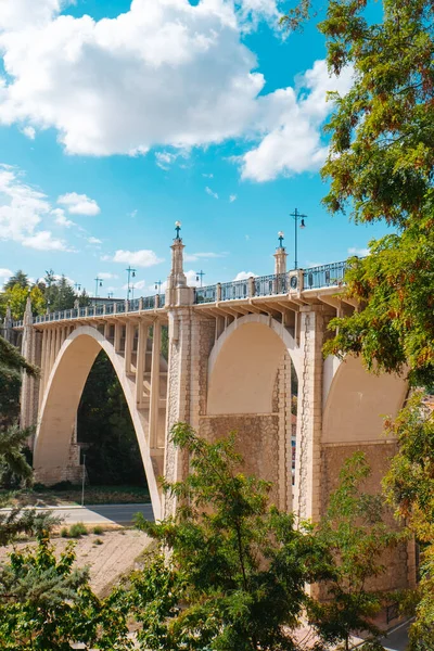 在一个阳光明媚的秋日 西班牙特鲁埃尔的Fernando Hue高架桥或Viaducto Viejo桥的细节 — 图库照片