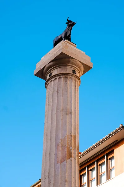 在一个阳光明媚的日子里 西班牙特鲁埃尔老城的托尔里科广场上的一根柱子上 有一头受欢迎的老公牛的雕像 埃尔托里科 — 图库照片