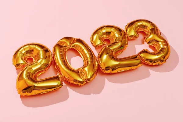 在粉红的背景上 由四个金色数字形气球组成的特写镜头 在新的一年里形成了2023的数字 — 图库照片