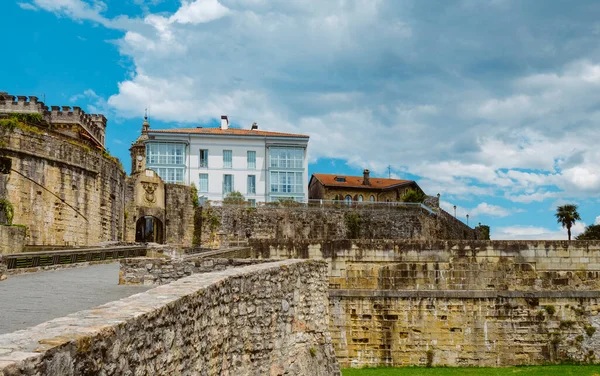Widok Mury Obronne Bramę Umocnionego Starego Miasta Hondarribii Kraju Basków — Zdjęcie stockowe