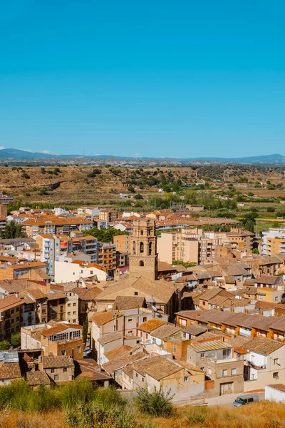 西班牙蒙松古城的鸟瞰图 突出显示了夏季圣玛丽亚 德尔罗密欧大教堂的钟楼 — 图库照片