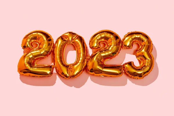 一些金色的数字形气球 在粉红的背景上形成2023的数字 作为新年的开始 — 图库照片