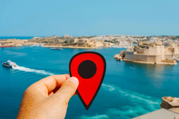 Mężczyzna Trzyma Czerwony Znacznik Wskazujący Grand Harbour Lub Port Valletta — Zdjęcie stockowe