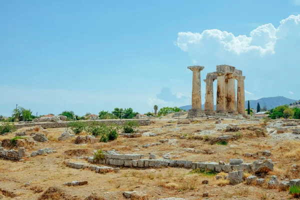 Pohled Pozůstatky Slavného Apollónova Chrámu Archeologických Vykopávkách Starověkého Korintu Řeckém — Stock fotografie