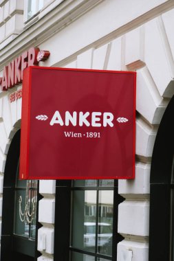Viyana, Avusturya - 28 Ağustos 2022: Bu fırın zincirinin 1891 'de Avusturya' nın Viyana kentinde kurulan bayiliğinin ön cephesinde asılı bir Anker işareti, 