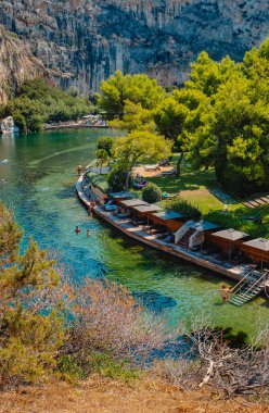 Vouliagmeni, Yunanistan - 1 Eylül 2022: Yunanistan 'ın Vouliagmeni kentindeki Vouliagmeni Gölü' nde insanlar güzel bir yaz gününün tadını çıkarıyorlar