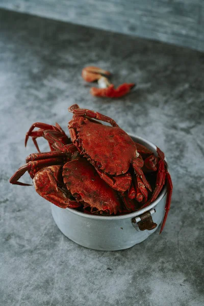 Some Cooked Velvet Crabs Aged Aluminum Container Placed Gray Stone — Fotografia de Stock