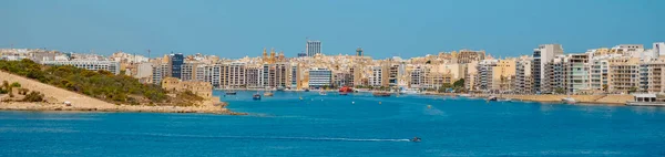 从海上看到的马耳他斯莱玛和前景左边的马诺埃岛的全景图像 可作为网页横幅使用 — 图库照片