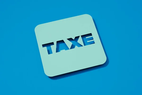 用法语写在蓝色背景上的浅蓝色标志上的文字税 — 图库照片